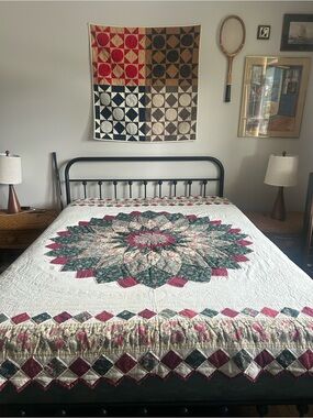 Dahlia / Lone Star Patchwork Quilt – Floral & Burgundy – Fits Queen Bed